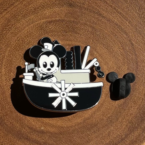 Disney Mickey Mouse Pin - Classic Steamboat Willy - NEW - Picture 3 of 4